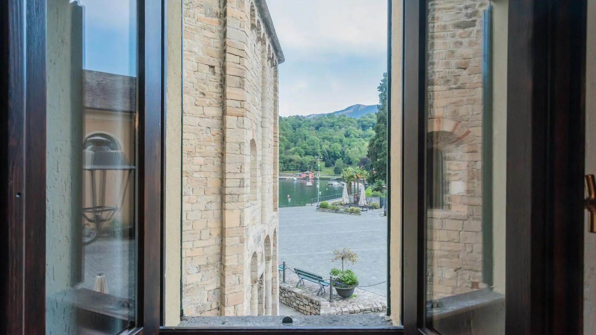 Contactos de Bell Tower Square By Rent All Como
